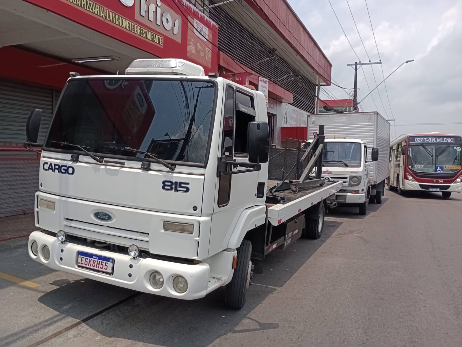Caminhão guincho branco em atendimento na cidade